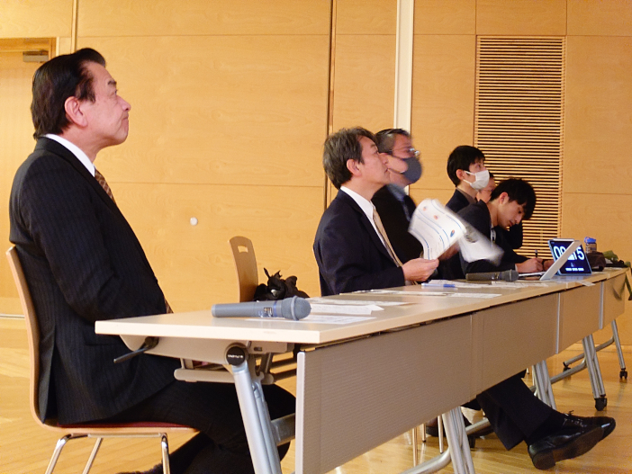 学生の発表に耳を傾ける野々市市の粟 貴章市長（写真手前）