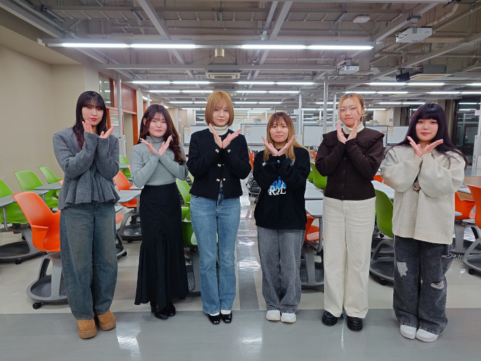 『育て若葉ちゃんー褒め言葉で若葉を育てよう』を作成したチームメンバー<br>写真左から、折坂結子さん、亀井蒼唯さん、河野叶芭さん、寺垣未悠さん、長島冴歩さん、松村晴菜さん