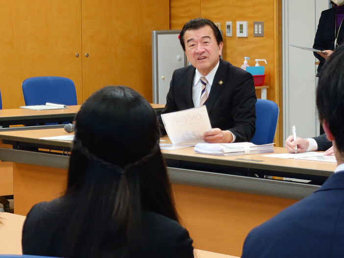 粟市長は「外国人に寄り添って素敵なものを作っていただき感謝しています」と述べた