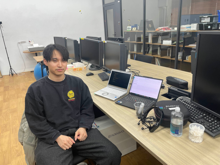 吾妻慶伍さんは、ニューロフィードバックトレーニングと呼ばれる主に医療現場で用いられる技術を、比較的安価で簡易的な脳波器を用いて英語学習に応用することを目指した
