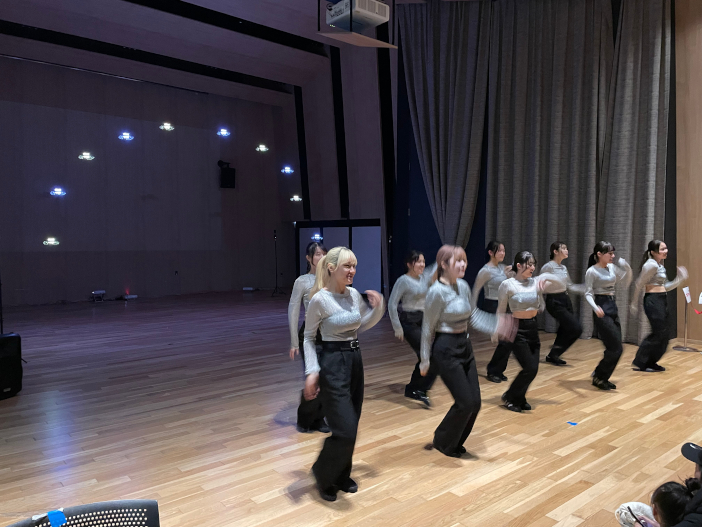 ストリートダンスとドローンショーを融合した演目を披露