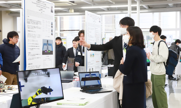 ロボティクス学科では　2月14日（金）13時30分から15時30分まで ロボットの作品展示を行う
