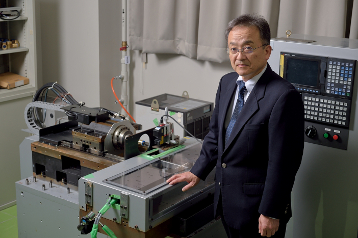 森本教授の高城賞受賞は2019年度の「パイプフレーム構造CNC旋盤の開発」に続き2度目。<br class="hidden-sp">背景は5ナノメートル単位で削る位置を制御できる非軸対象三次元曲面加工用CNC旋盤『NACS-Turning』