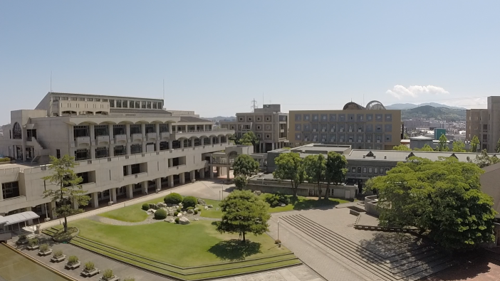 金沢工業大学扇が丘キャンパス。<br>「自治体担当者や地域住民から提供された課題」や「企業の技術者・研究者から提供された研究課題」といったリアルな社会課題に対して「異分野の学生や外国人とのチーム編成」で取り組むことで、専門力をベースとした社会実装力を身につける社会実装型教育研究を全学的に進めている