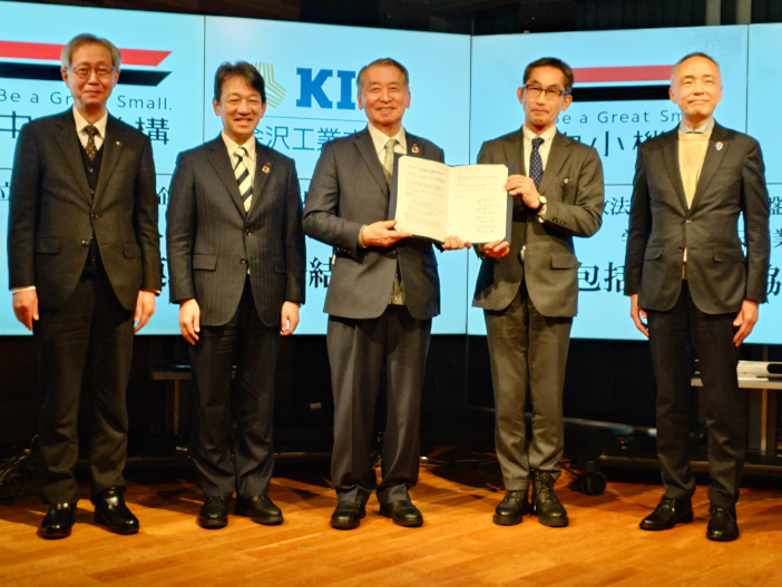 写真右から、中部経済産業局電力・ガス事業北陸支局長 向野陽一郎様、中小企業基盤整備機構北陸本部本部長 押田誠一郎様、学校法人金沢工業大学 泉屋吉郎理事長、金沢工業大学 大澤敏学長、国際高等専門学校 鹿田正昭校長
