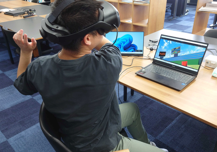 野球ゲームをプレイする様子