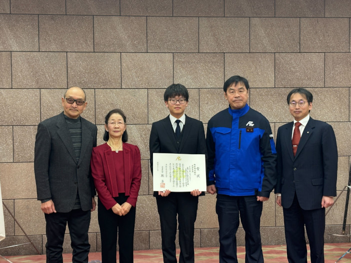 写真左から、金沢美術工芸大学・名誉教授　荒井利春さん、全国パーキンソン病友の会石川県支部・支部長　大西正子さん、金沢工業大学ロボティクス学科4年　新田悠人さん、馳浩 石川県知事、ロボティクス学科　鈴木亮一教授