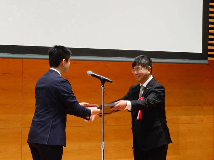 宮里所長（写真右）に表彰楯が授与された