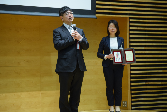「国内外の方がベンチを利用していてうれしい」と語る宮里所長