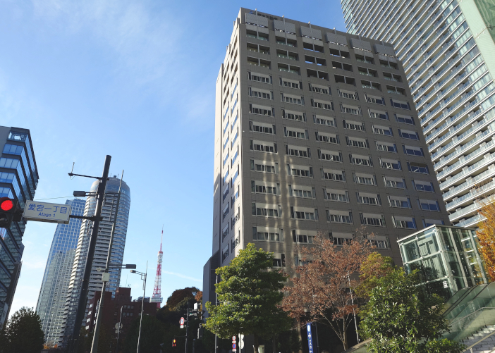 KIT虎ノ門大学院（写真右から２番目の建物）は虎ノ門ヒルズ 森タワーのそばにあり、 <br class="hidden-sp">仕事と両立しながら学ぶ上で最高のロケーションに位置する