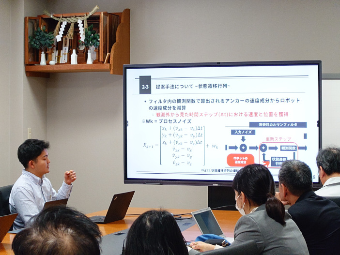 「UWB通信を用いたロボットにおける自己位置推定の提案」について発表する奥瀬さん