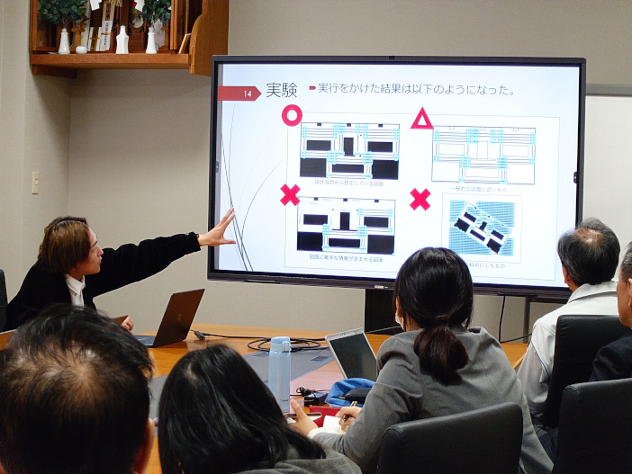 「室内図面を用いた経路計画グラフ作成手法の提案」について発表する大野さん
