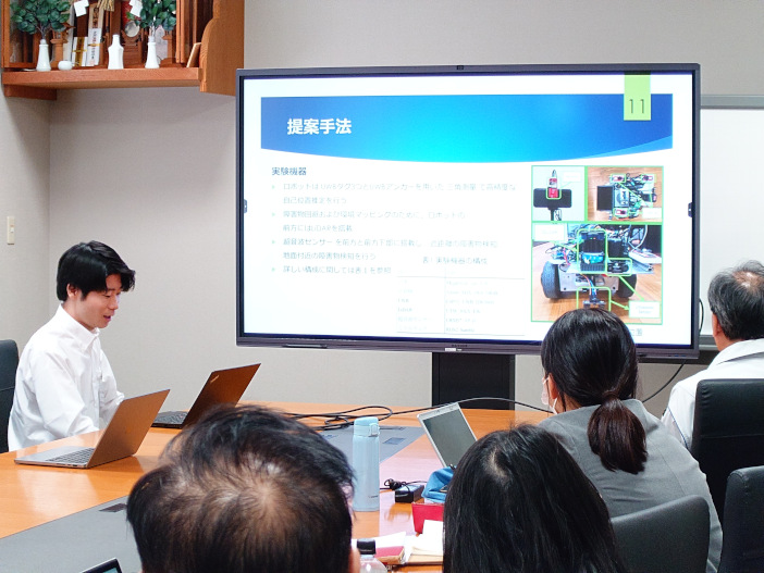 「工場内ロボットの自己位置推定と障害物回避の提案」について発表する原田さん