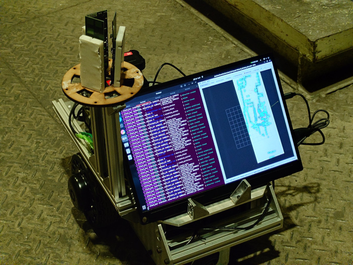 アンカー（固定機）とタグ（移動機）がUWB通信でやりとりすることで、ロボットが自己位置推定を行うSLAMを自動化。人間が環境地図を作成する労力を軽減させた