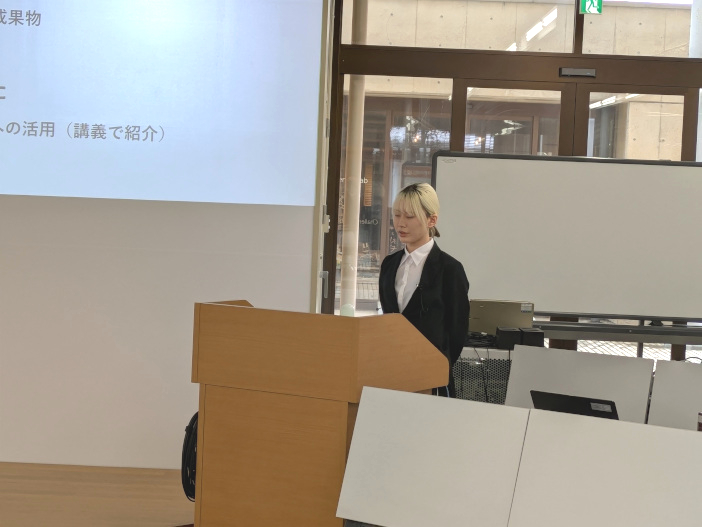 建築学科4年の谷本 早紀さんは機械特性評価の結果と木造建築へ耐震補強として使用した際の実験結果について発表した。
