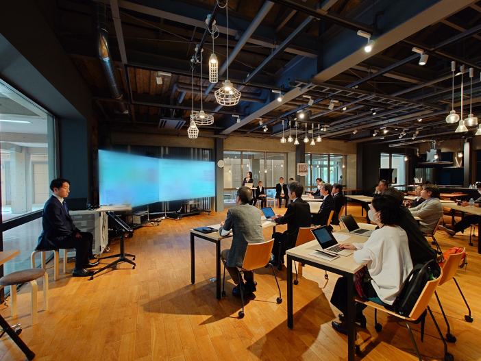 報告会は金沢工業大学の社会実装型研究の拠点「Challenge Lab」で行われた