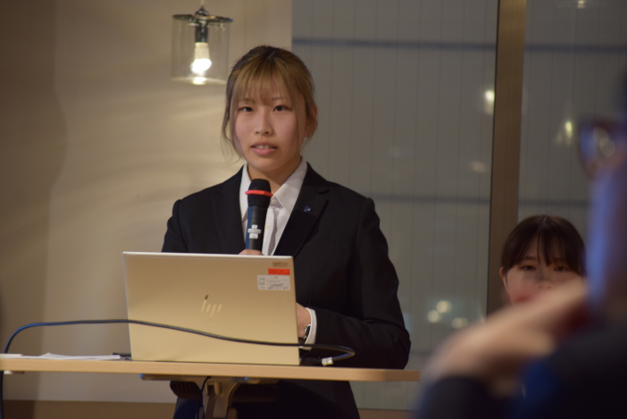 心理科学科4年の上月さんは具体的な施策内容について説明を行った