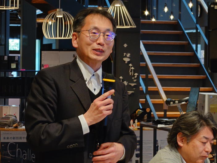 鈴木亮一学長補佐・ロボティクス学科教授は、西尾さんが金沢工業大学大学院時代に北菱電興とのコーオプ教育に参加し、今回はコーオプ教育で金沢工業大学の学生を受け入れる立場になったことの意義について触れた