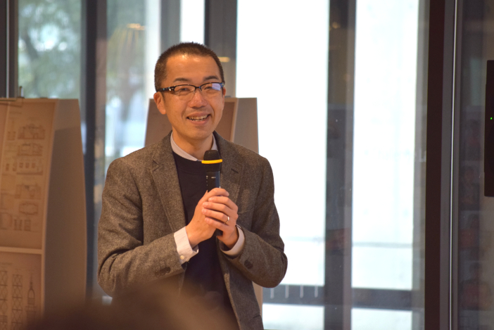 指導教員総評を行う伊丸岡俊秀 心理科学科教授