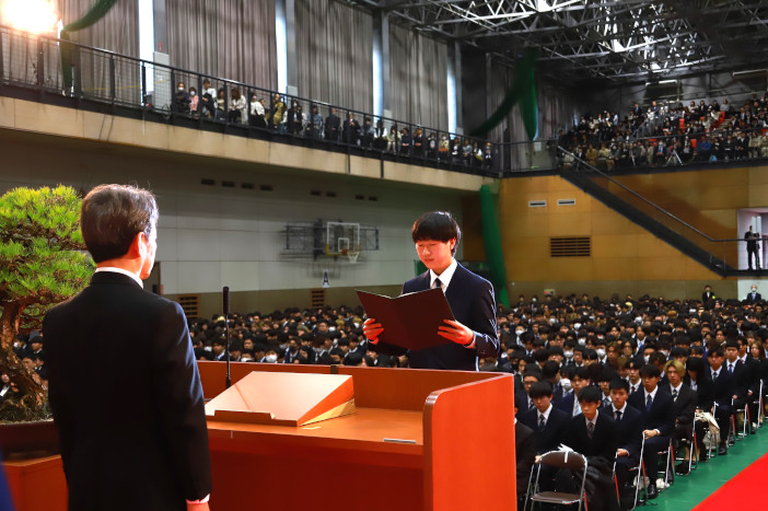 学部新入生代表宣誓を行う白藤 至さん
