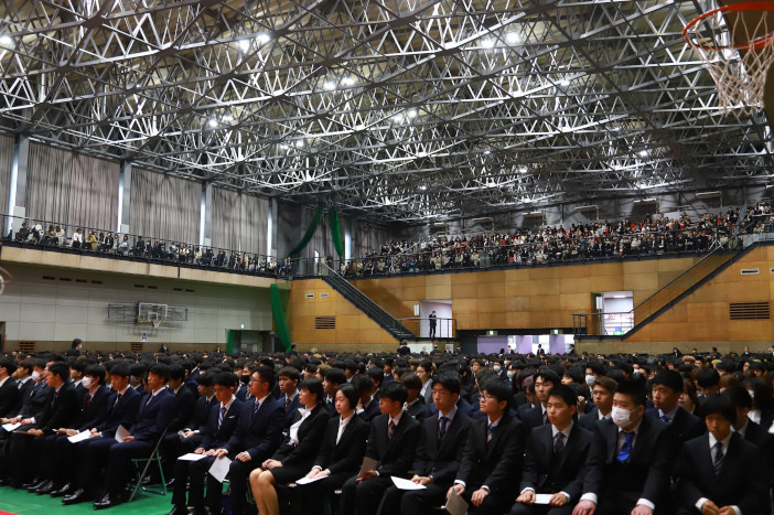 学長式辞を聴く新入生