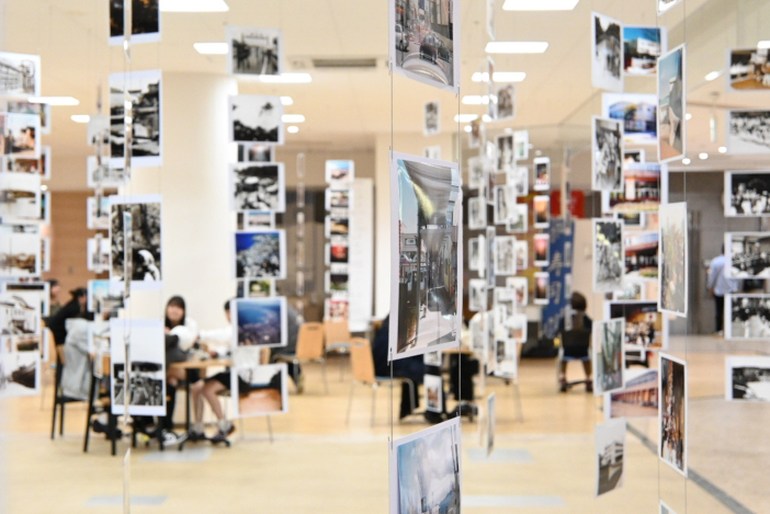 「森林」が展示空間のコンセプトです。写真を樹木と見立てて、小道やブースを柔らかく形づくっています