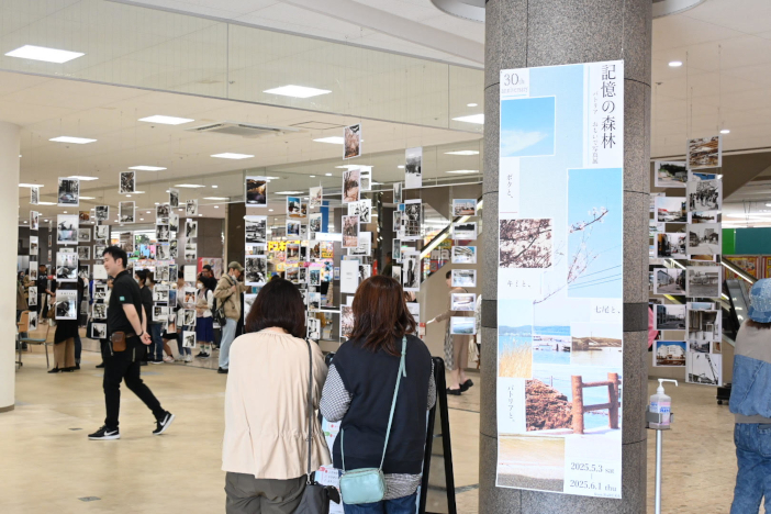訪れた人々は、写真の中を自由に通り抜けながら異なる時代や出来事を行き来します