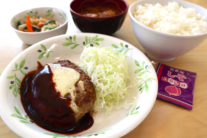 メインは「チーズのせハンバーグ」「チキンカツ」「豚キムチ炒め」から選択