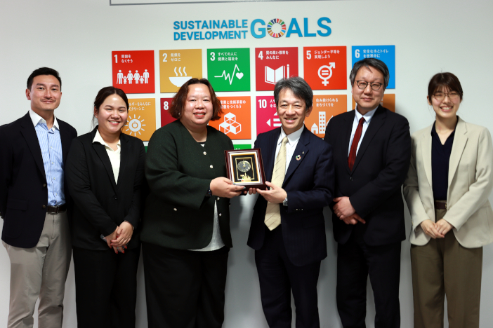 写真中央左側：「SDSN Thailand」視察団。<br>写真中央右側：写真中央から大澤敏学長、平本督太郎SDGs推進センター長、環境デザイン創成学科 池田梨花講師