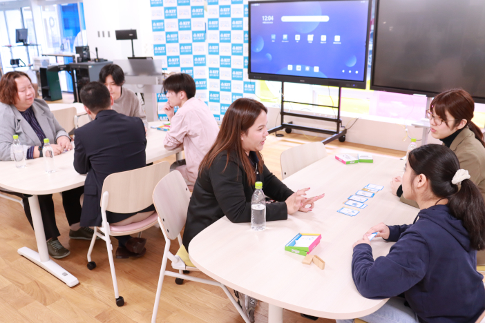 学生団体「SDGs Global Youth Innovators」によるSDGs教材「THE SDGsアクションカードゲームX（クロス）」英語版の体験セッションの模様