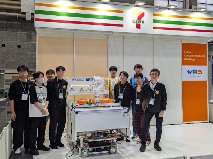 日本機械学会 ロボティクス・メカトロニクス部門「部門教育表彰」を授与された出村教授（写真右手前）。<br>2024年11月に開催された自律移動ロボットによる競技会「WRS Future Convenience Store Challenge 2024」陳列廃棄タスクで断トツの成績をあげ優勝した