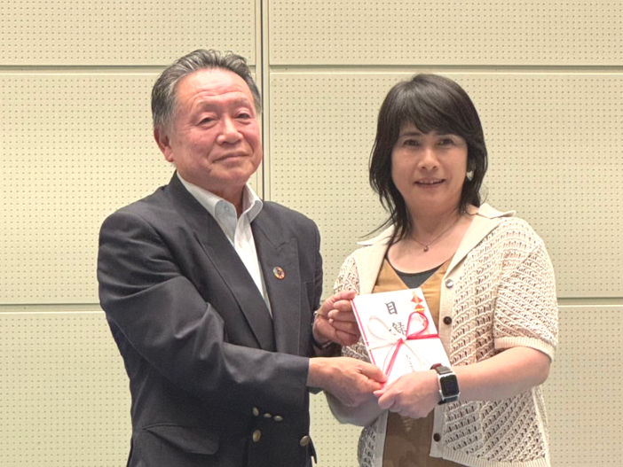 写真右、「FOOMA　AP賞グランプリ」を受賞した藤田准教授。写真左、一般社団法人 日本食品機械工業会 大川原行雄会長