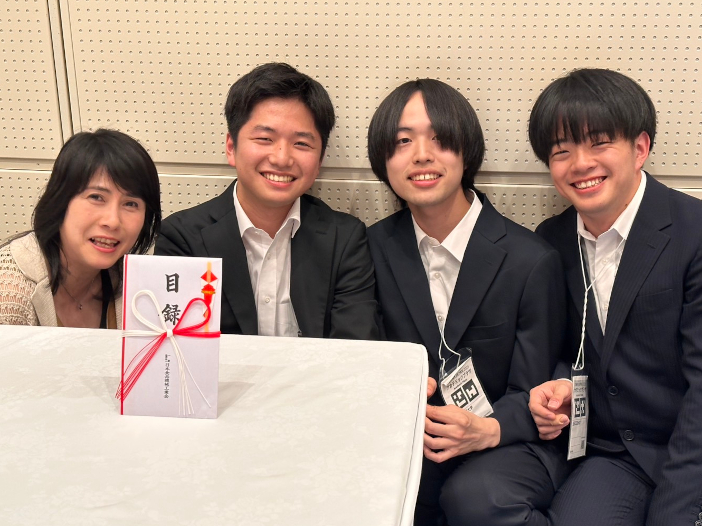 グランプリを受賞した藤田研究室の学生 写真右から野村俊介さん、東祐哉さん、 金子永宙さん、