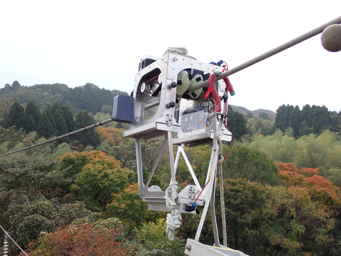 【実証実験状況　新型送電線点検自走機】