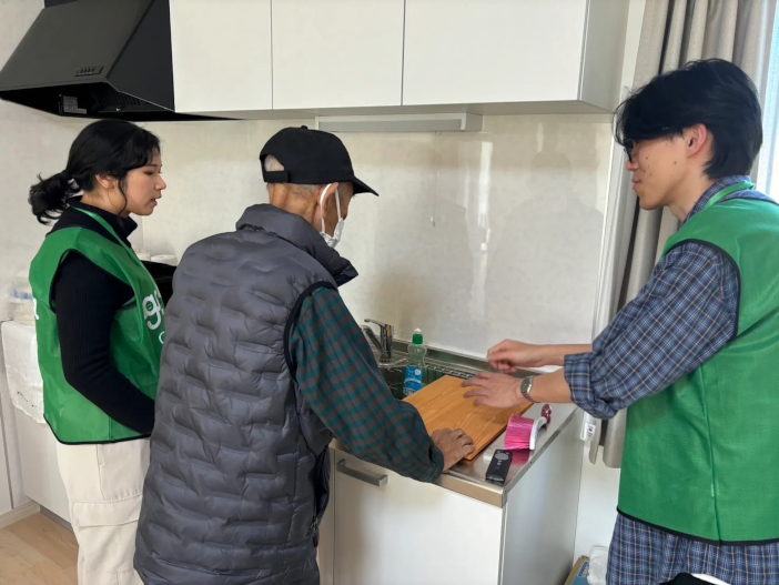 製作した「まなピタ」を仮設住宅のシンクの上に設置してみる