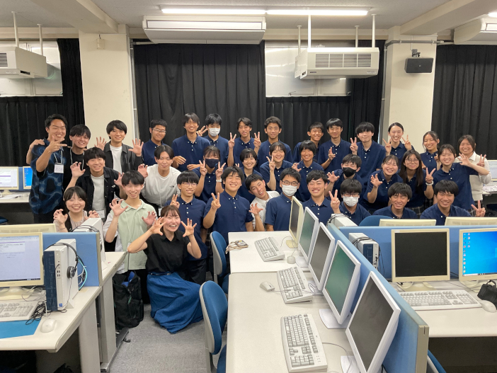 データサイエンス・AI特別講座に参加した高校生との集合写真<br class="hidden-sp"> （左側が金沢工業大学の学生、右側が昌平高校の生徒）