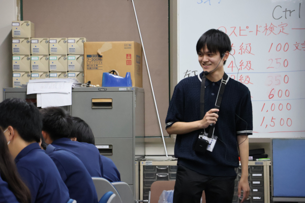 講座を担当した滝澤和樹さん（経営情報学科4年）