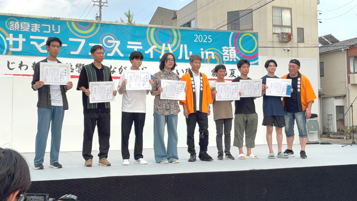 当日は学生7名が出席。額振興会の上田会長から感謝状が学生ひとりひとりに手渡された