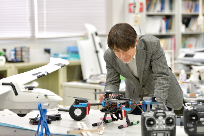 「50kg積載・50km超 飛行可能なドローン」の事業化を目指す赤坂教授