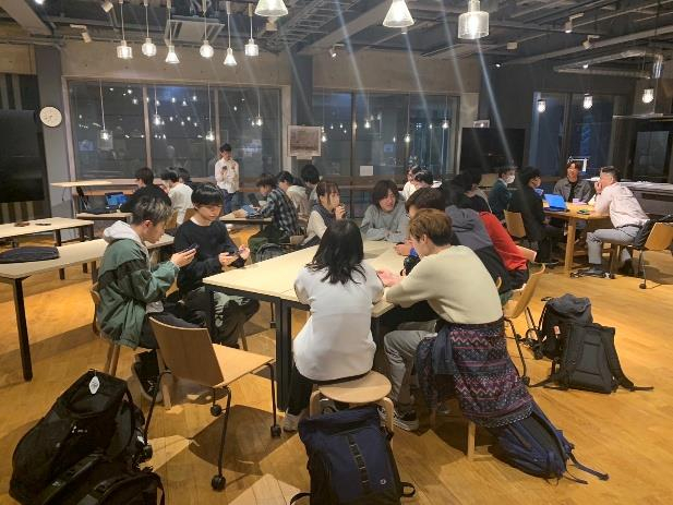 メニュー班を中心に"学生が本当に食べたいラーメン"の開発に着手。新ラーメンに向けて議論を重ねた