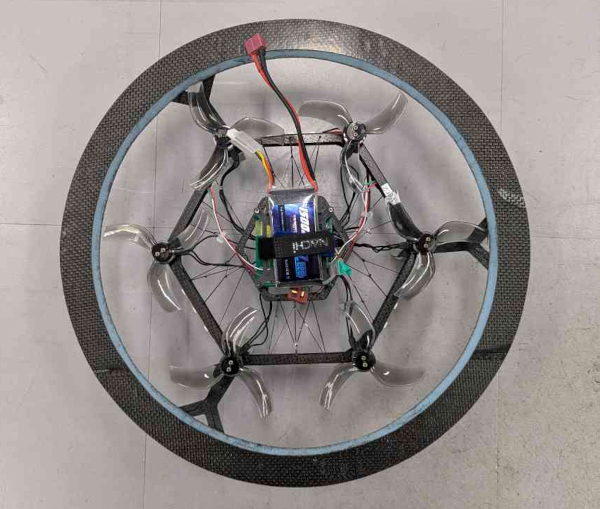ロボティクス学科チームが開発した機体 「ベンゼン」