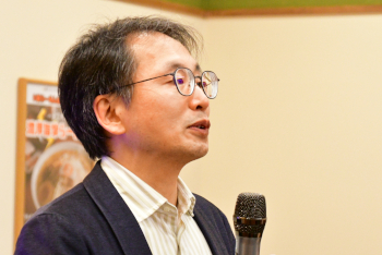 学生がこのラーメンに込めた思いをぜひ味わってほしいと語る鈴木教授