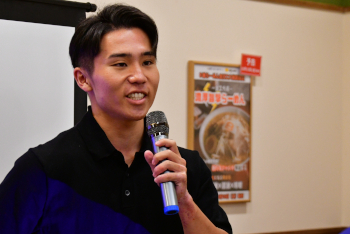 開発コンセプトについて説明するメニュー班リーダーの流 知暉さん