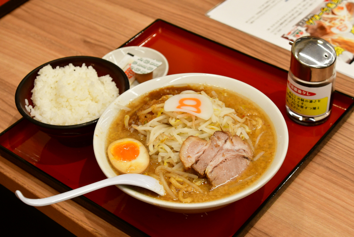 学生のこだわりがつまった「濃厚旨撃らーめん」