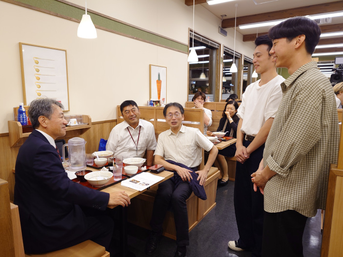 大澤学長も駆けつけ、スープも完飲。学生をねぎらった