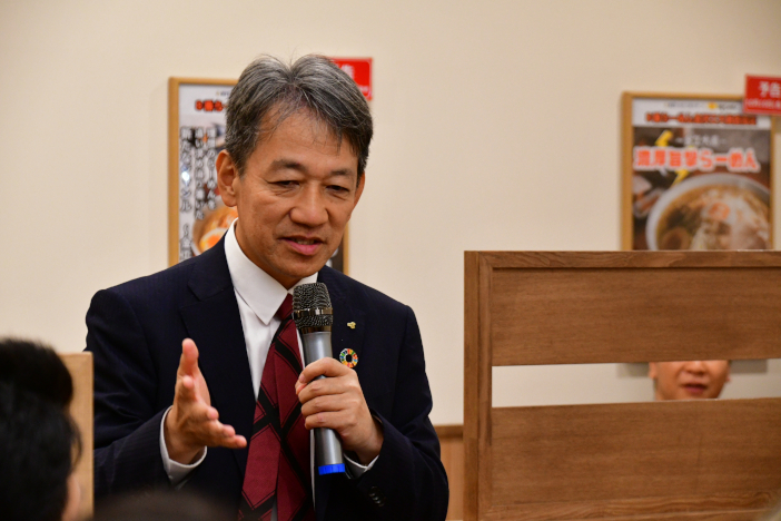 大澤学長は「みなさんの笑顔がらーめんの最終評価です」と学生を称えた