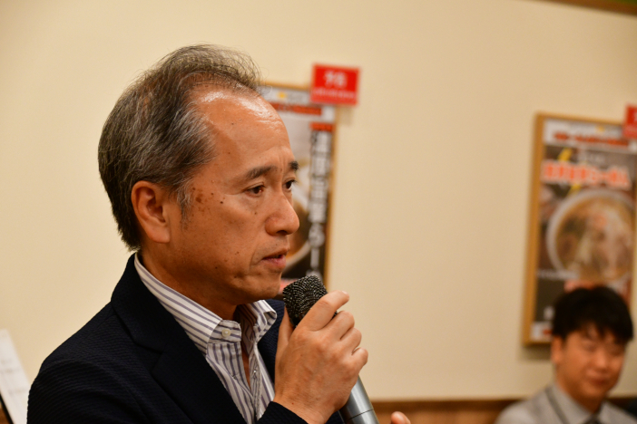 株式会社ハチバンの吉村専務取締役は「創業者が夢見た”やみつきになるらーめん”になった」と語った
