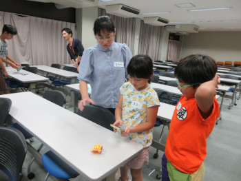 「写真を使って3Dモデルをつくる」プログラム：<br>親子で撮影する様子