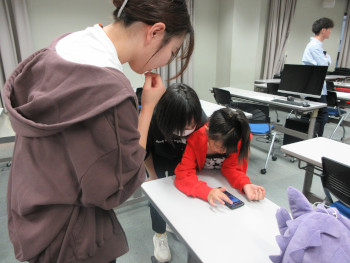 「写真を使って3Dモデルをつくる」プログラム：<br>中野研究室の学生が子どもたちへ教える様子