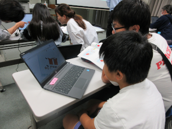 「Tinkercad」を使ってのっティを作ろう！：<br>のっティ制作に臨む親子の様子